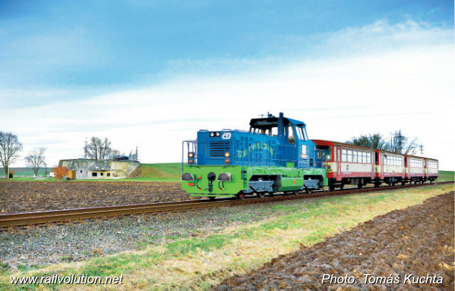 ČD’s 714.801 has been adapted for CNG fuelling, and on 15 January 2015 made a verification test run in commercial service, with passenger trains between Hlučín and Opava východ. This photo shows train 13420 that day, near Velké Hoštice.