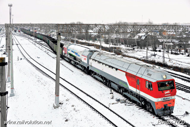 GT1h-002 at Rybnoe on the Moskovskaya doroga on 13 December 2014, the day of its first test run with a trailing load of 9,000 t.