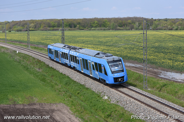 Between 3 April and 19 May 2017 Alstom’s Coradia iLint 654 102 visited the VUZ Velim test circuits. This photo shows it on the large circuit on 30 April.
