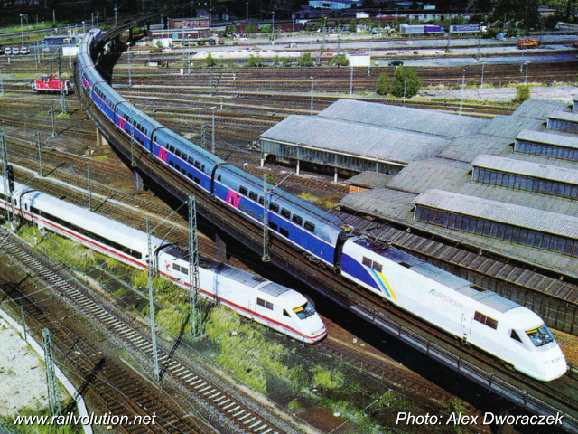 On 3 May 1998 the Eurotrain demonstration rake was presented to the public in Hamburg. This photo shows it meeting an ICE1 near Hamburg-Altona