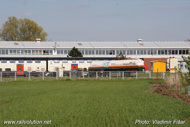 To supply the iLint with hydrogen gas during the tests at VUZ Velim a mobile fuelling point, provided by Air Products, was installed within the complex.