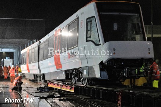 Trên-Tram Metro De Cymru Cyntaf Yn Cyrraedd Y Depo Newydd