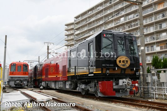 JR West’s new service locomotive