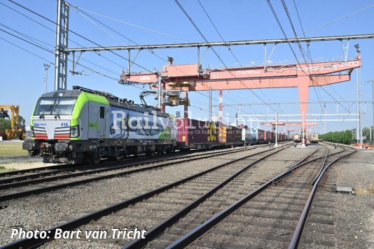 Port of Antwerp: a first departure of the electrically hauled train